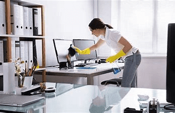 femme de ménage faisant du nettoyage de bureaux